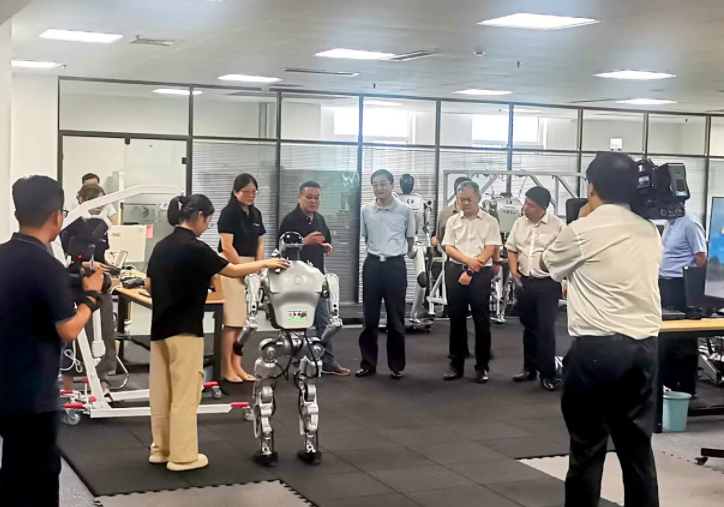 刘强调研机器人产业时强调：主动作为靠上服务 全力助企做大做强
