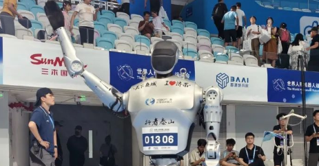济南造“行者泰山”100米表演赛夺得第一！2025世界人形机器人运动会开幕