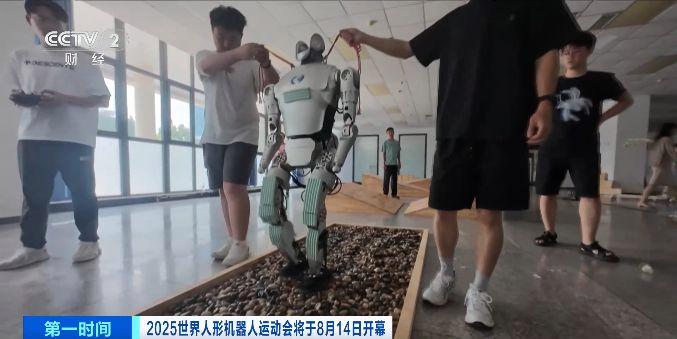 世界人形机器人运动会进入倒计时，100米障碍赛如何完成？央视记者探营