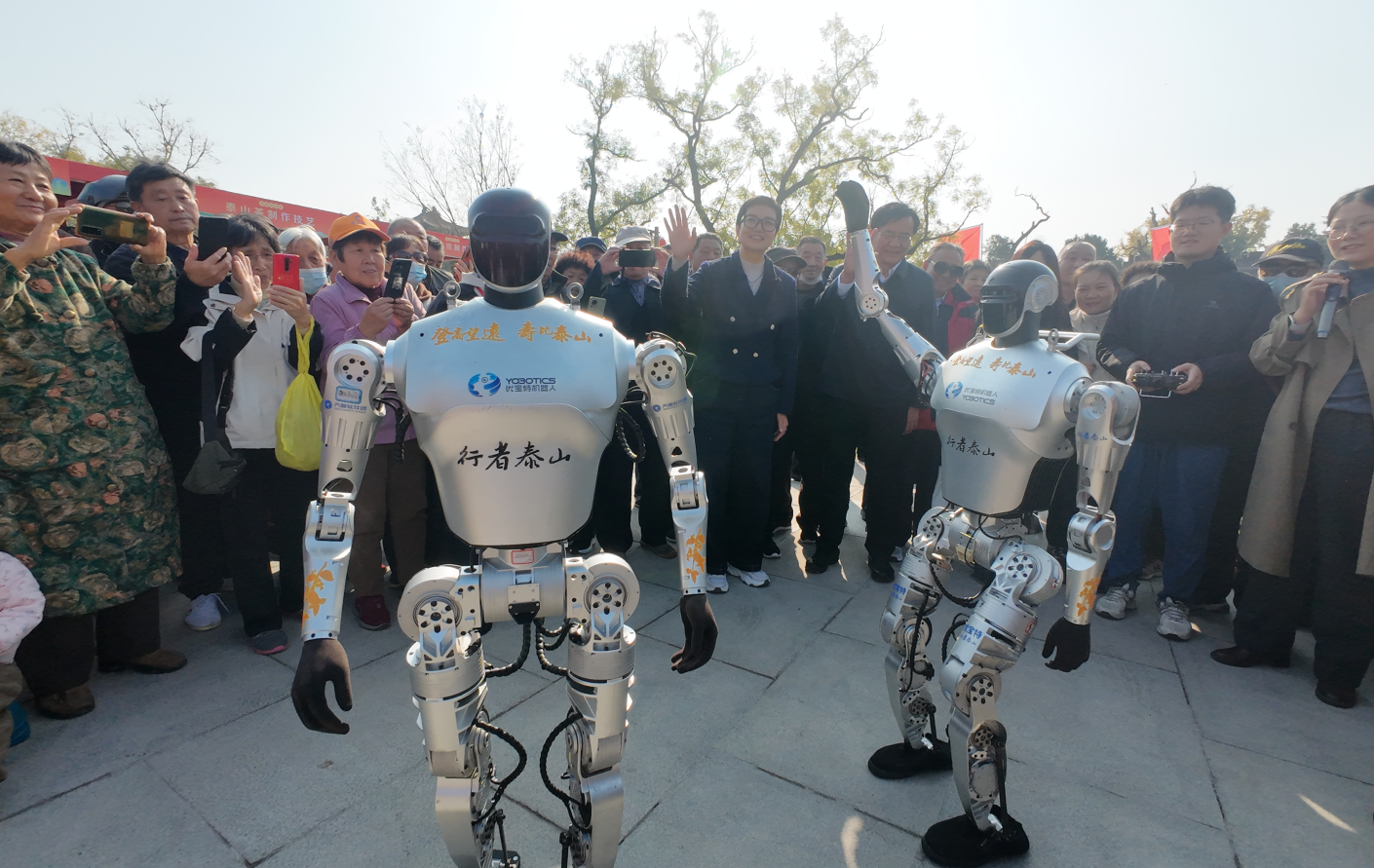 “行者泰山”以“重阳科技使者”与“国泰民安祈福官”的双重身份，登临岱庙广场，参与全国“我们的节日·重阳”主题文化活动