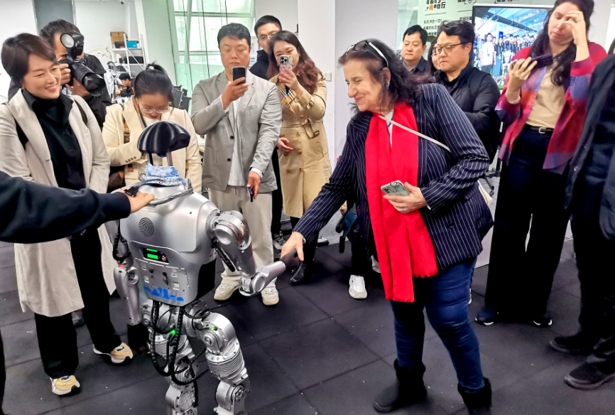 机遇中国 魅力济南外媒记者团走入优宝特机器人