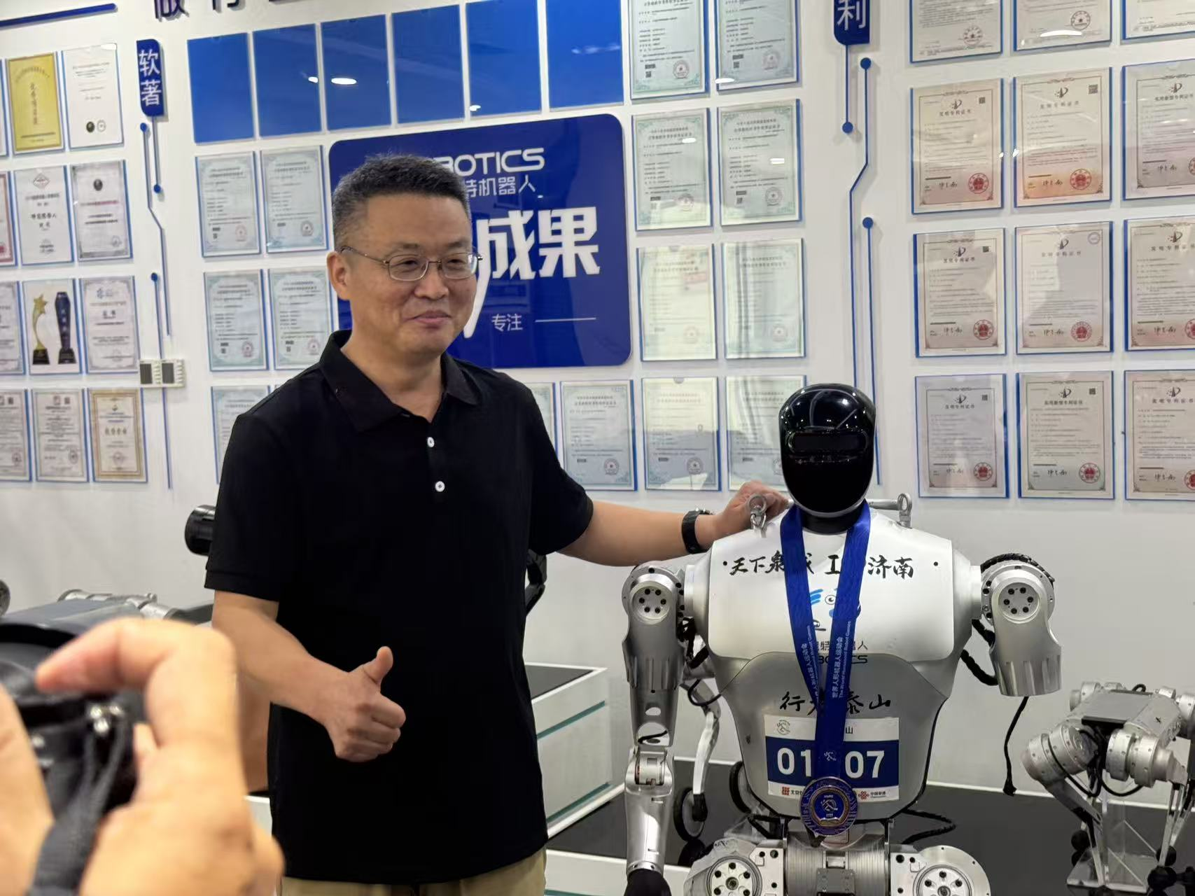 锚定千台出货量 落地场景应用——济南造人形机器人“跑起来”！