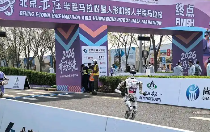超拟人形 稳跑半码！山东“行者泰山”首次亮相人形机器人半马